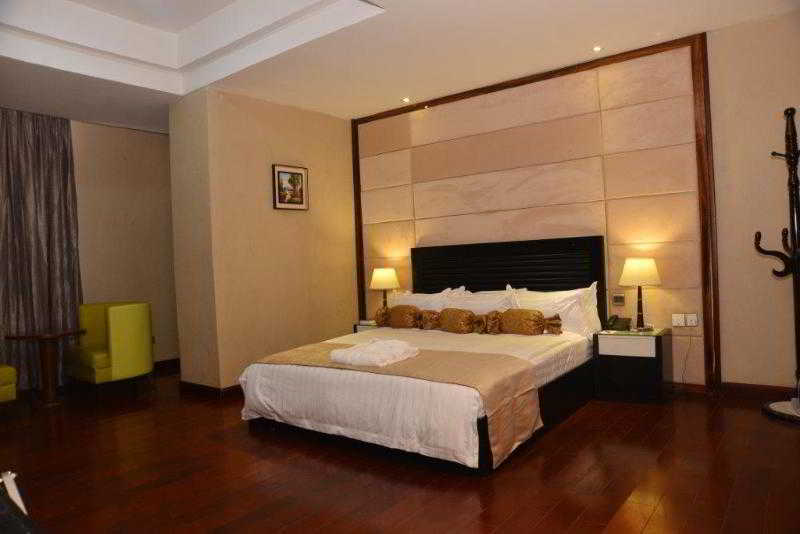 Golden Tulip Essential Lagos Airport Hotel ภายนอก รูปภาพ