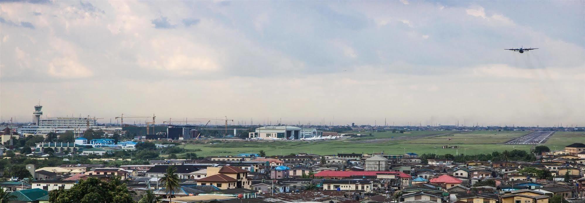 Golden Tulip Essential Lagos Airport Hotel ภายนอก รูปภาพ