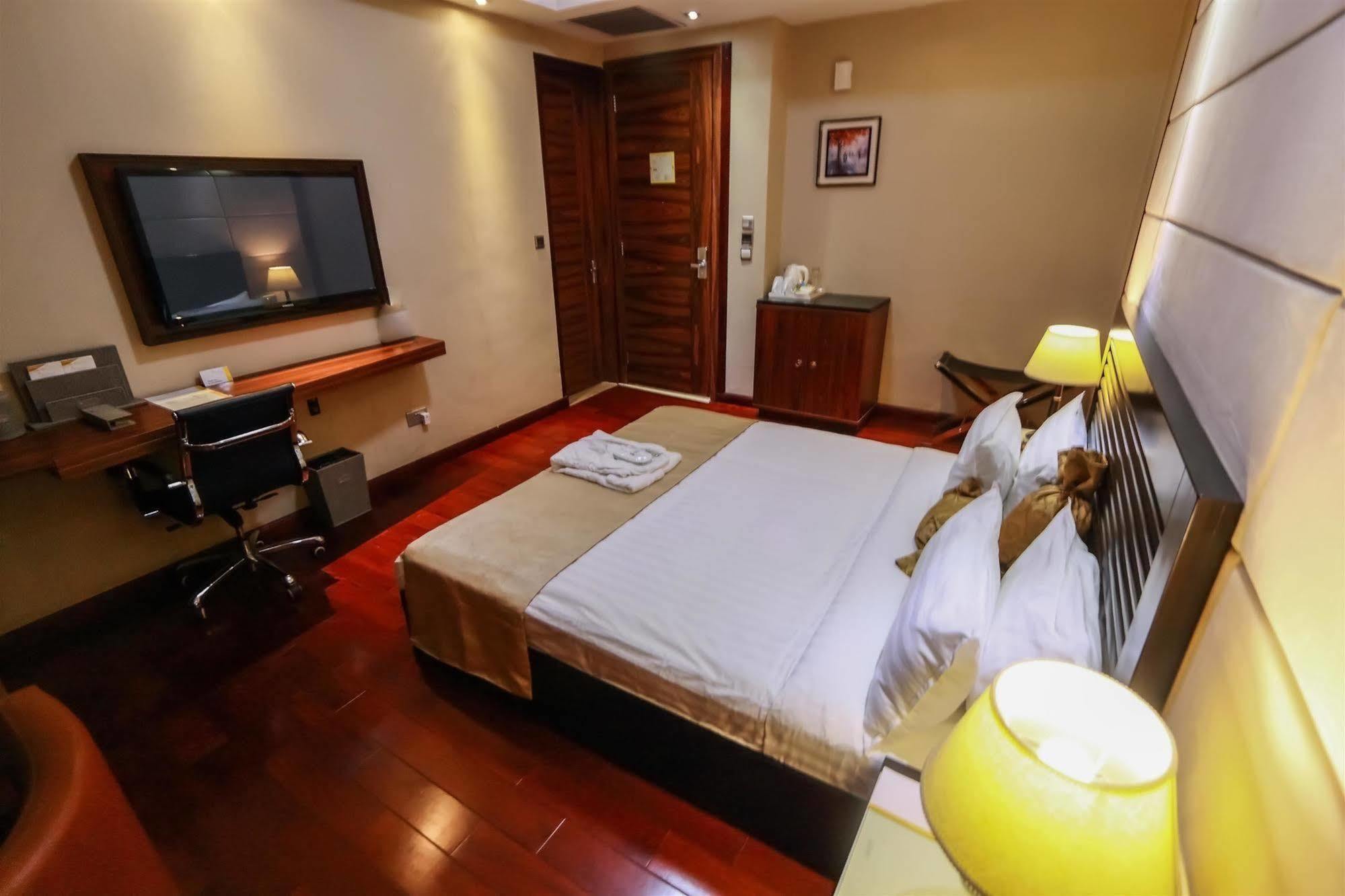 Golden Tulip Essential Lagos Airport Hotel ภายนอก รูปภาพ