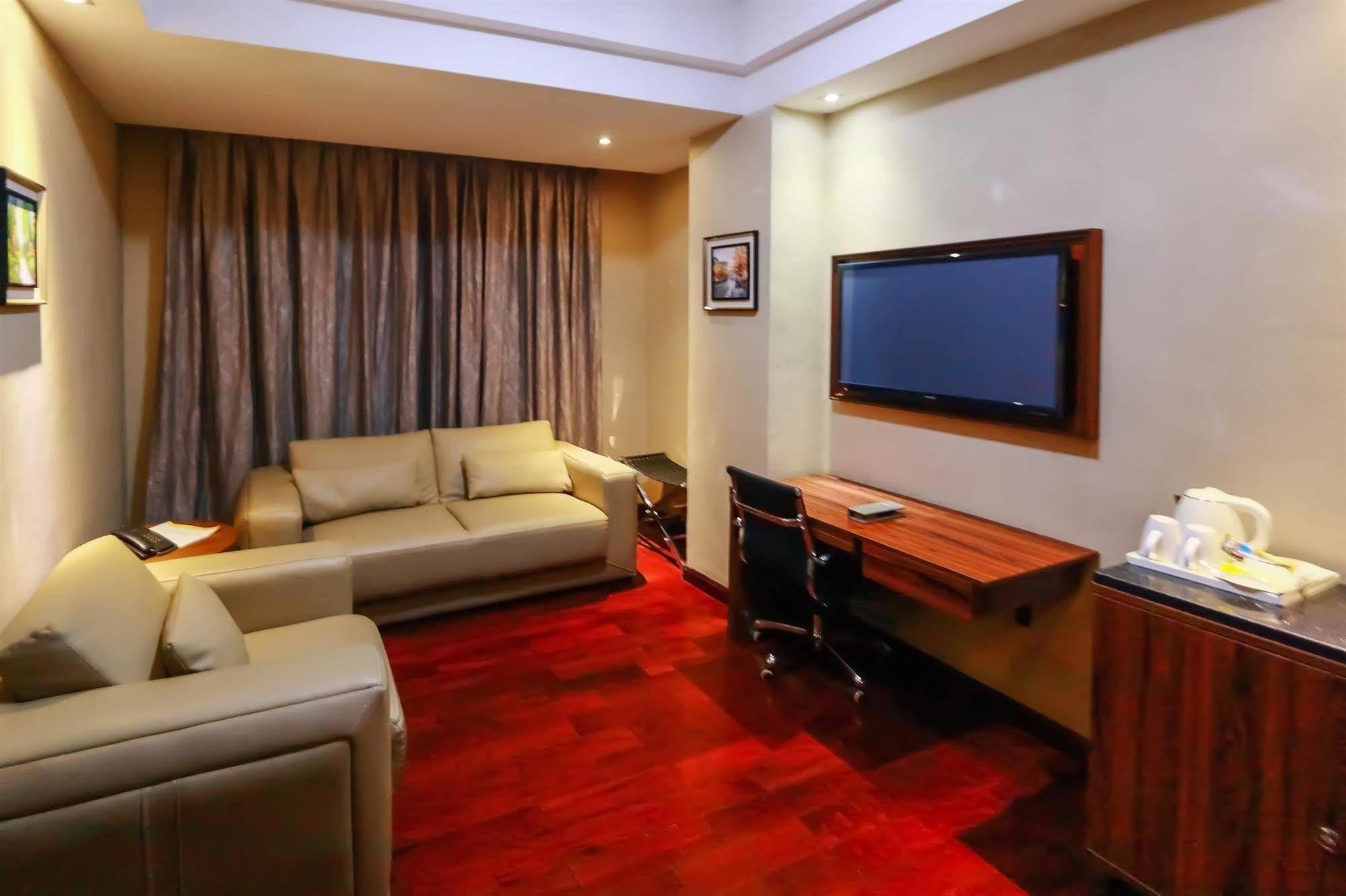 Golden Tulip Essential Lagos Airport Hotel ภายนอก รูปภาพ