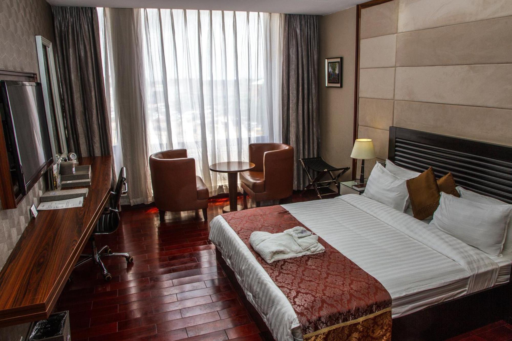 Golden Tulip Essential Lagos Airport Hotel ภายนอก รูปภาพ