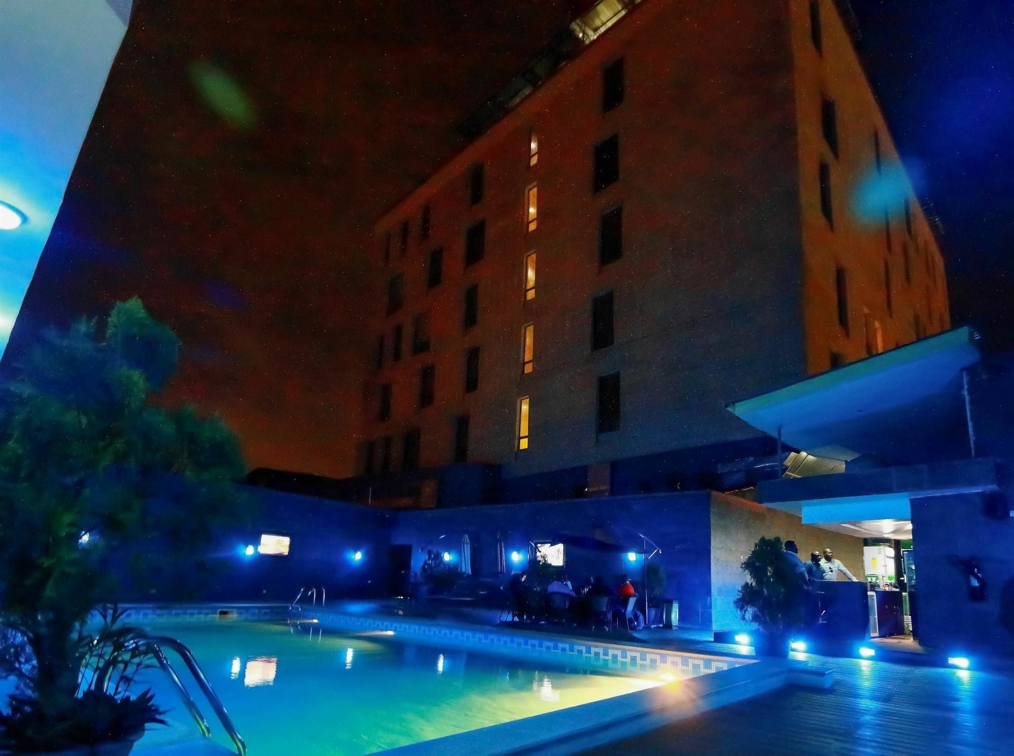 Golden Tulip Essential Lagos Airport Hotel ภายนอก รูปภาพ